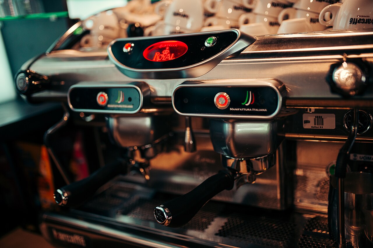 Machine à café à grain Philips préparant un café avec mousse de lait